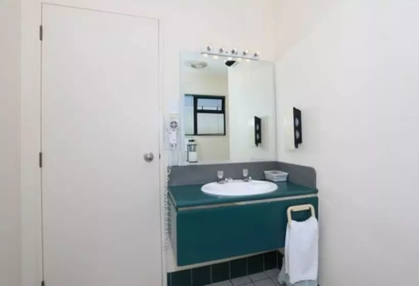 استودیوی استاندارد, Pavilion Motel & Conference Centre