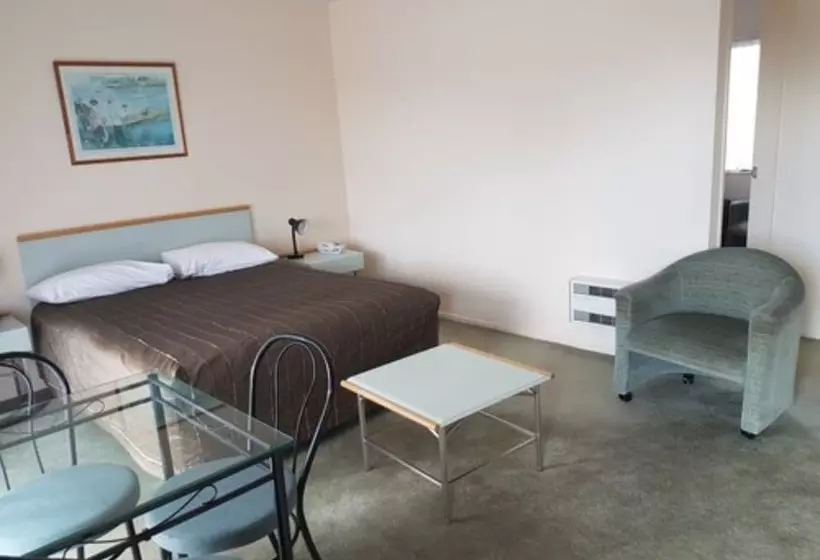 استودیوی استاندارد, Pavilion Motel & Conference Centre