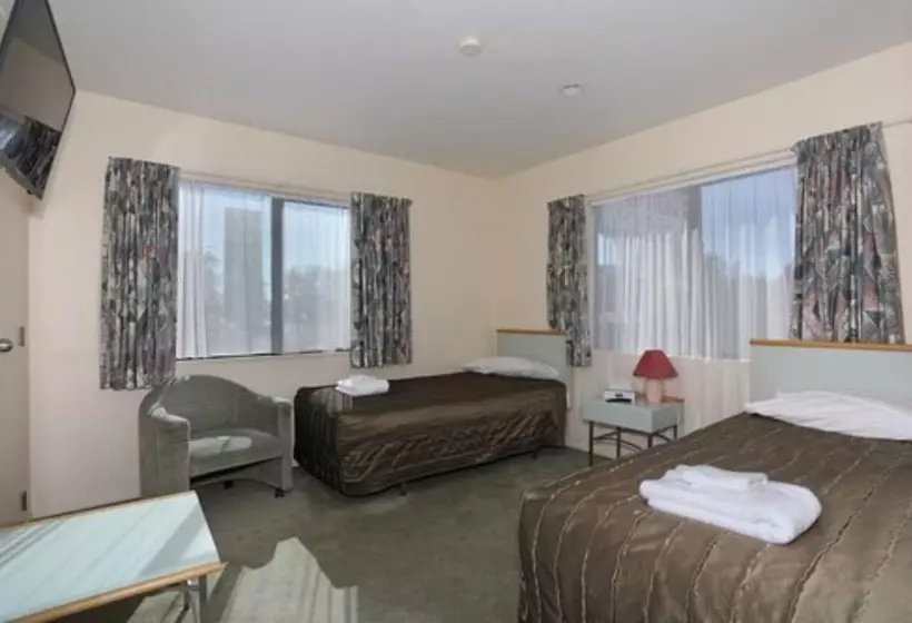 استودیوی استاندارد, Pavilion Motel & Conference Centre