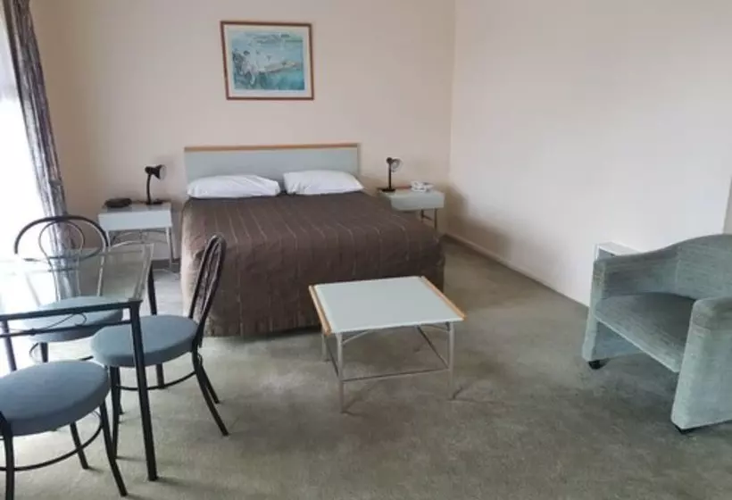 استودیوی استاندارد, Pavilion Motel & Conference Centre