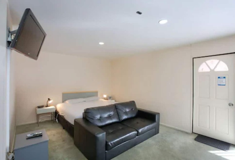 스탠다드 스튜디오, Pavilion Motel & Conference Centre