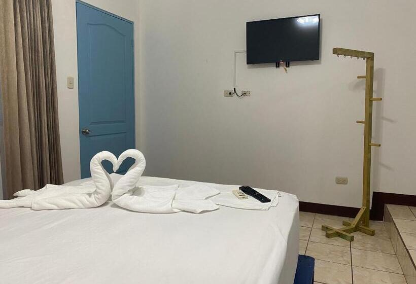 اتاق استاندارد چهار تخته, La Hacienda Rooms & Food