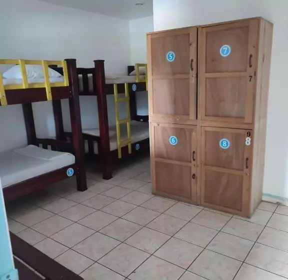 ルームシェアのワンベッド, La Hacienda Rooms & Food
