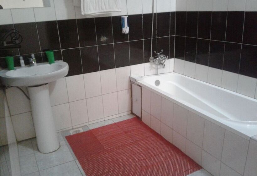 سوییت خانوادگی, Bunyonyi Safaris Resort