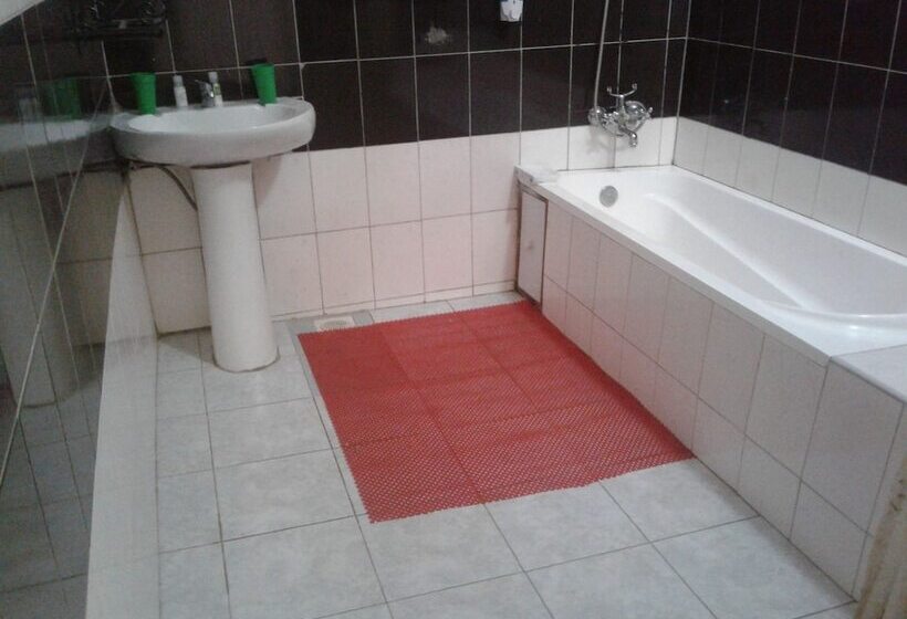 سوییت خانوادگی, Bunyonyi Safaris Resort