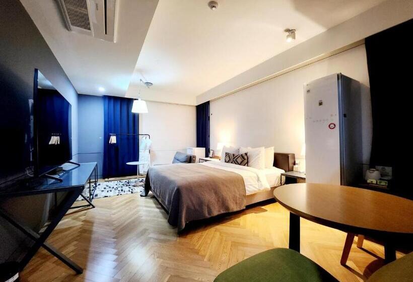 Cameră Deluxe, Js Boutique