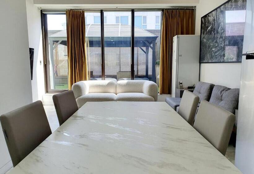 Cameră cu Mansardă, Js Boutique