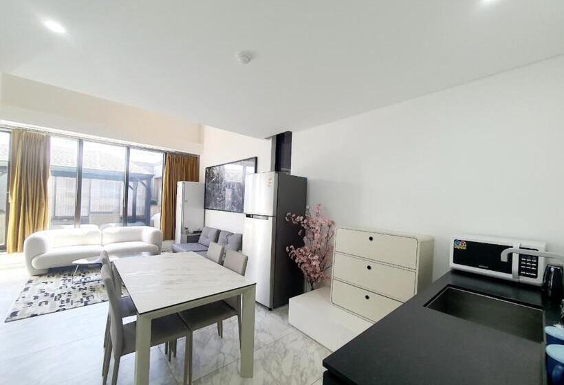 Cameră cu Mansardă, Js Boutique