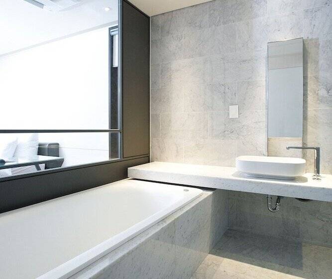 Cameră Deluxe, Js Boutique