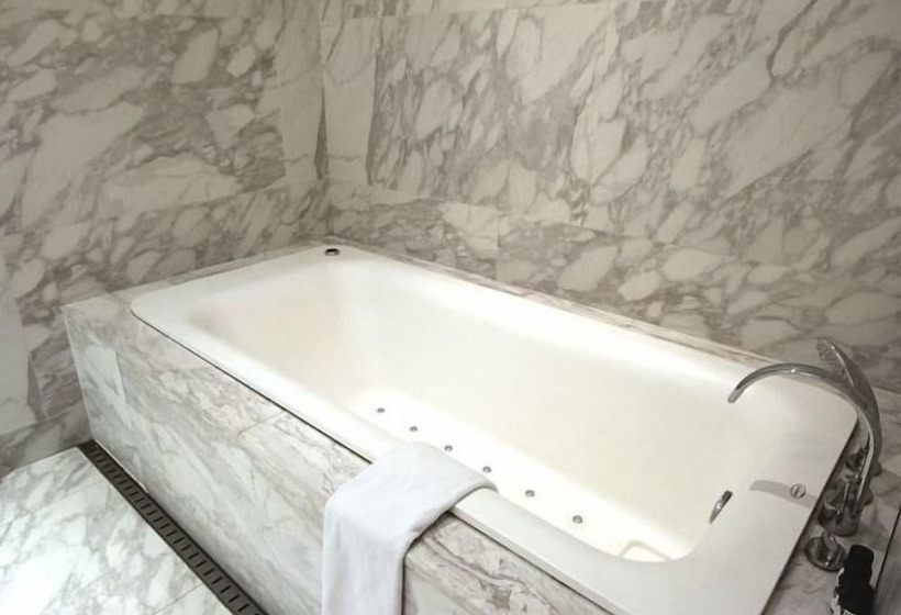 Cameră cu Mansardă, Js Boutique