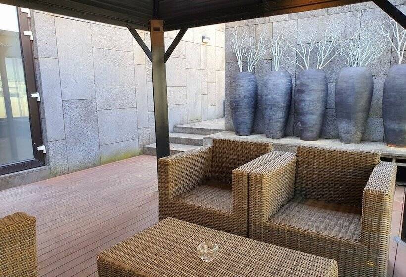 Cameră cu Mansardă, Js Boutique