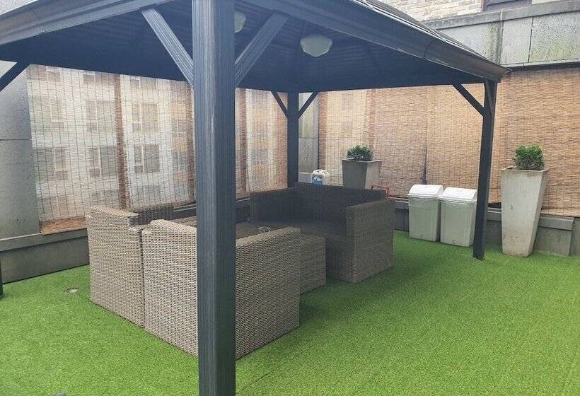 Cameră cu Mansardă, Js Boutique