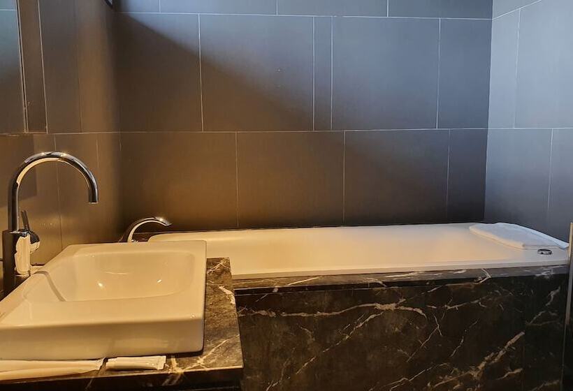 Cameră Superioară, Js Boutique