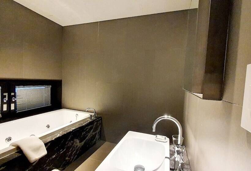 Cameră Standard, Js Boutique