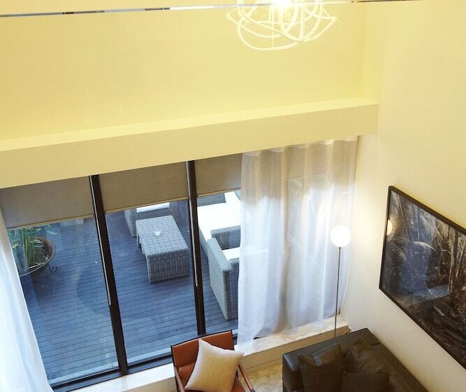 Cameră cu Mansardă, Js Boutique