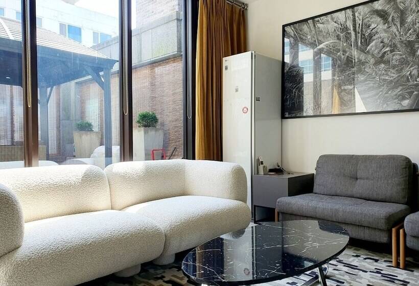 Tetőtéri Szoba, Js Boutique