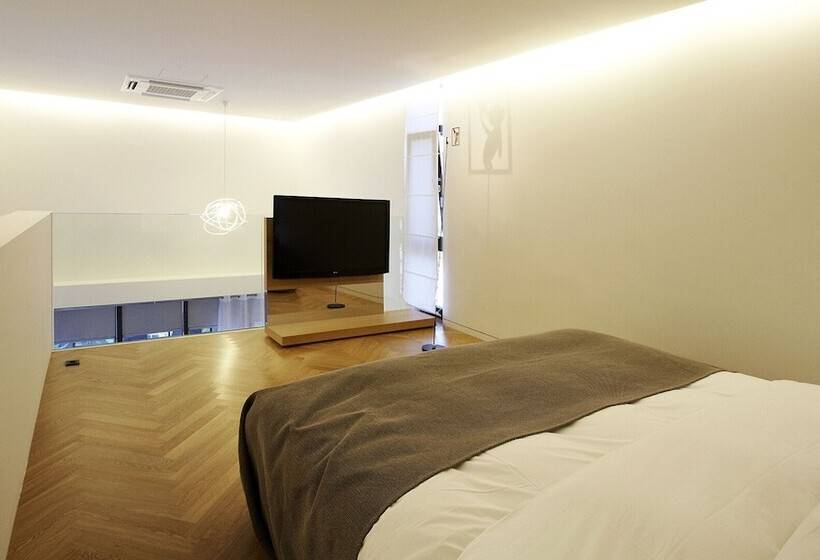 Cameră cu Mansardă, Js Boutique