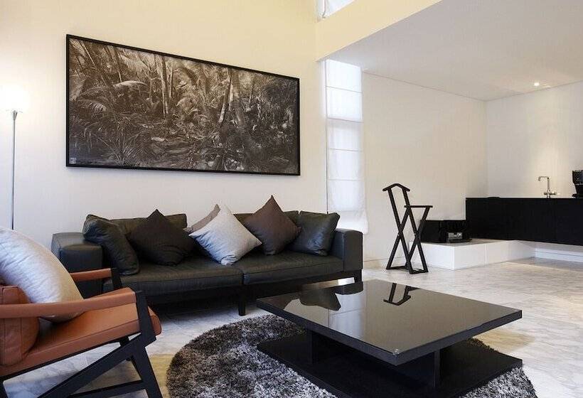 Cameră cu Mansardă, Js Boutique