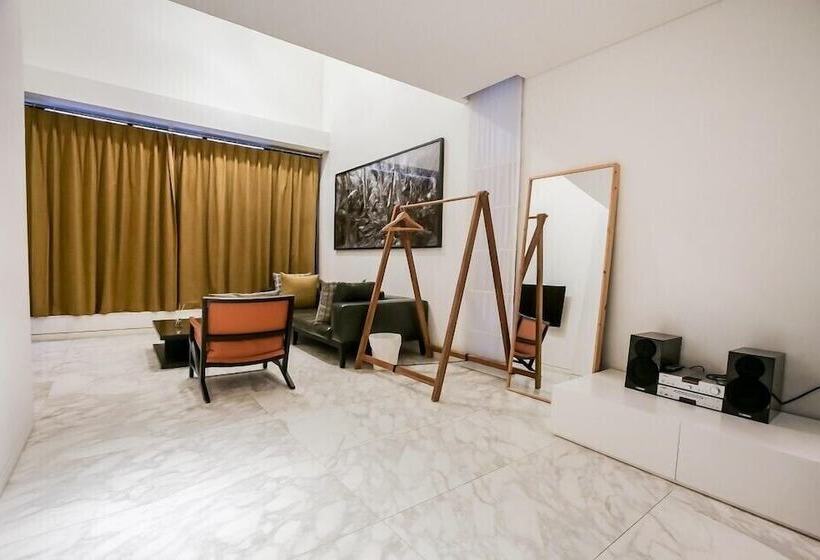 Cameră cu Mansardă, Js Boutique