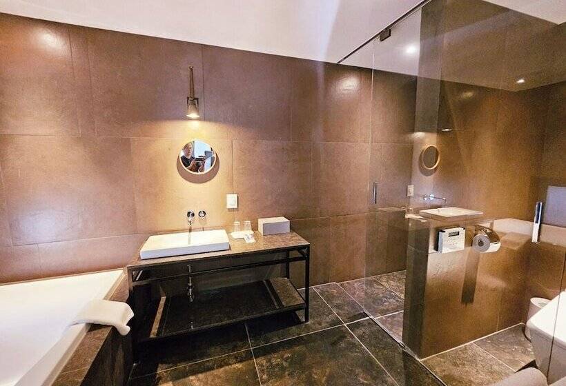 Cameră cu Mansardă, Js Boutique