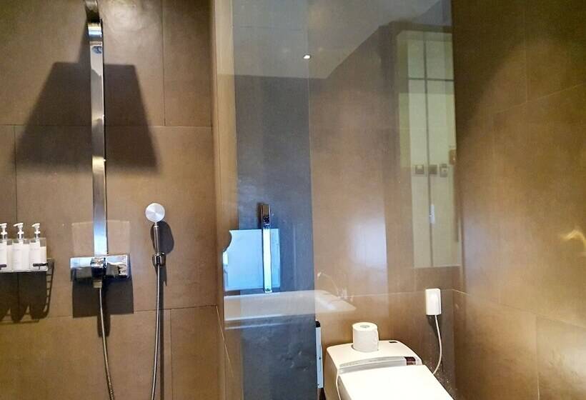 Cameră cu Mansardă, Js Boutique