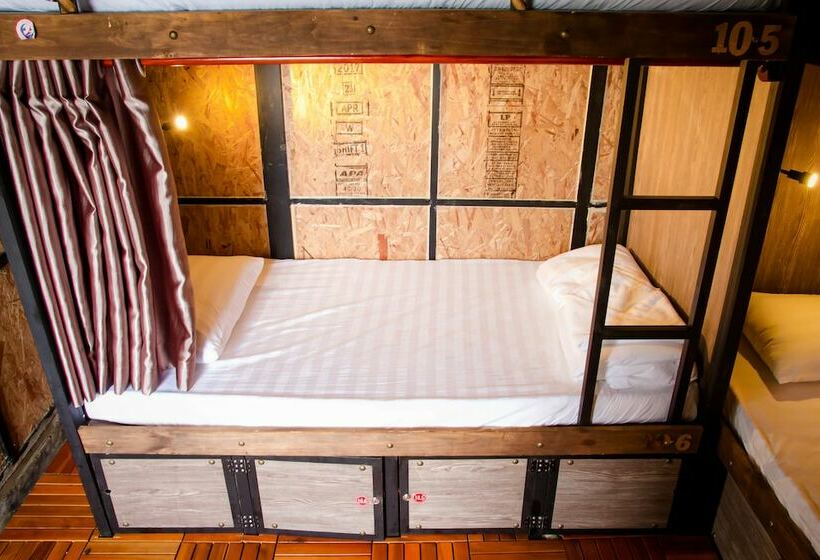 تختخواب در اتاق مشترک, Saigon 1979