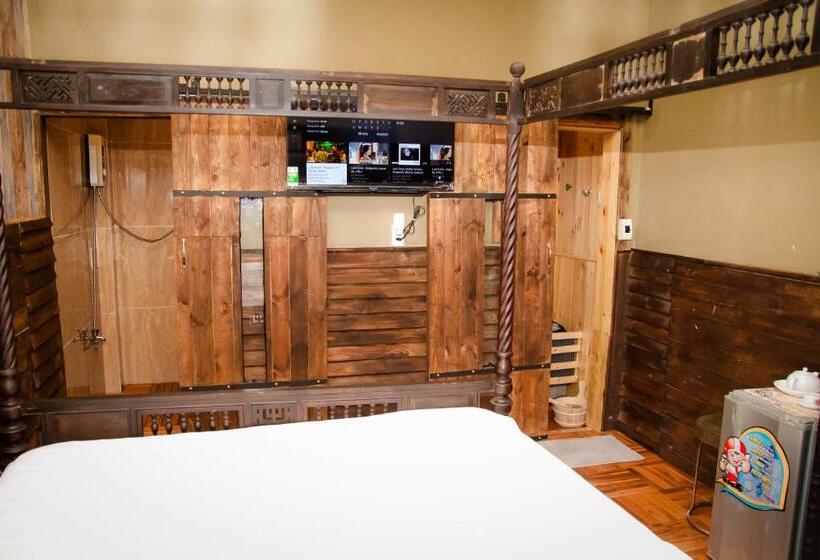 اتاق استاندارد با وان آب گرم, Saigon 1979