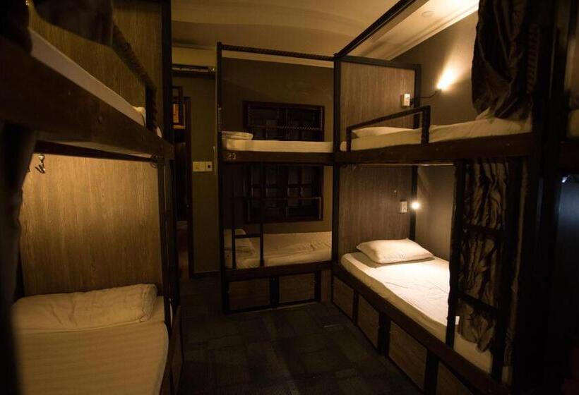 تختخواب در اتاق مشترک, Saigon 1979