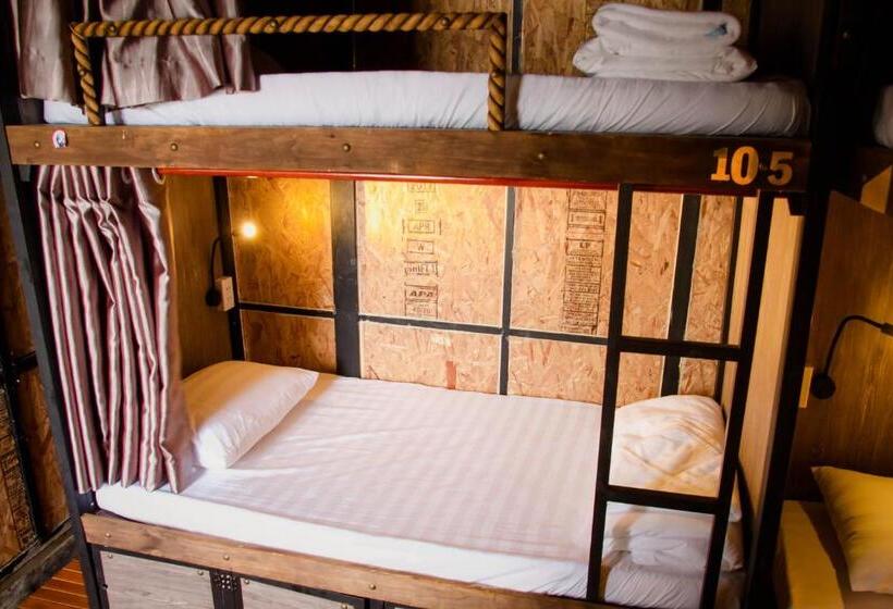 تختخواب در اتاق مشترک, Saigon 1979