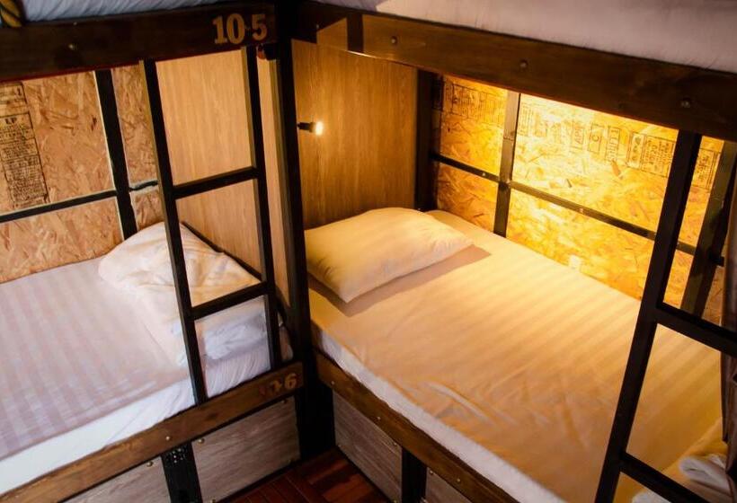 تختخواب در اتاق مشترک, Saigon 1979