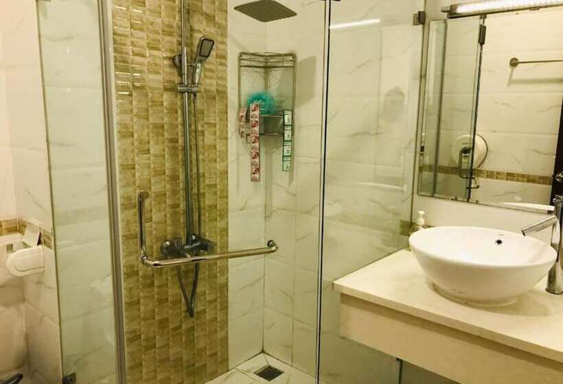 تختخواب در اتاق مشترک, Saigon 1979