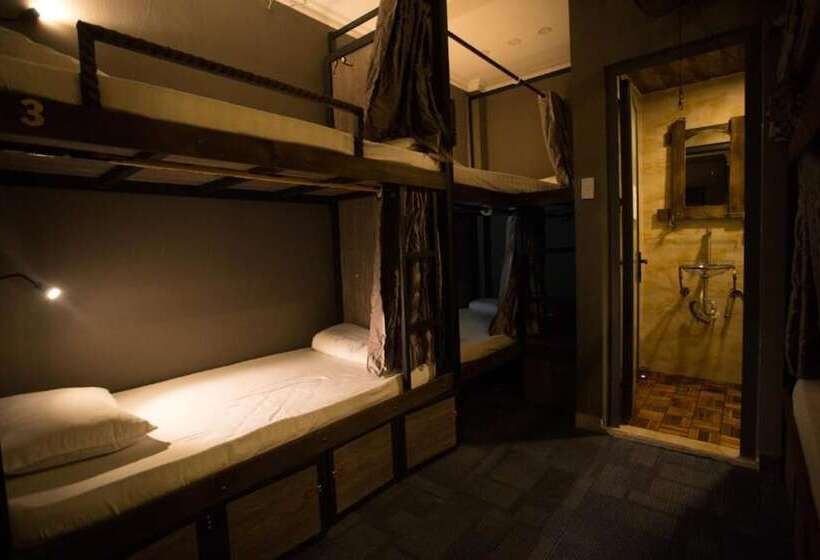 تختخواب در اتاق مشترک, Saigon 1979