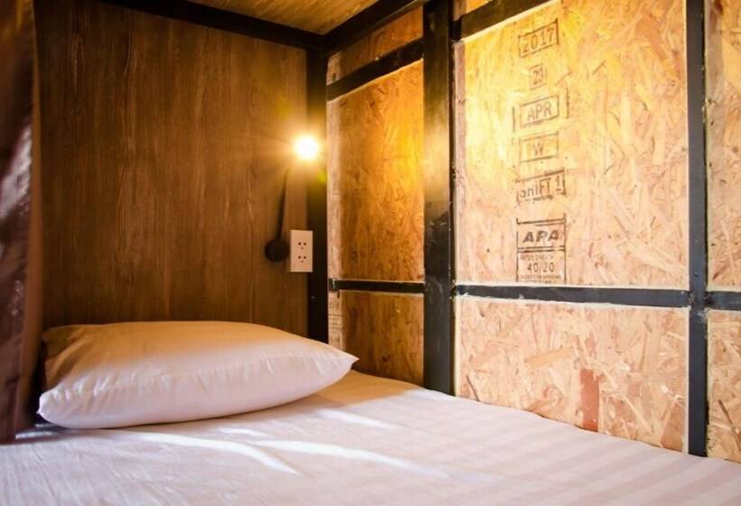 تختخواب در اتاق مشترک, Saigon 1979