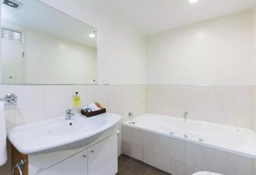 استودیوی استاندارد, Fitzherbert Regency Motor Lodge