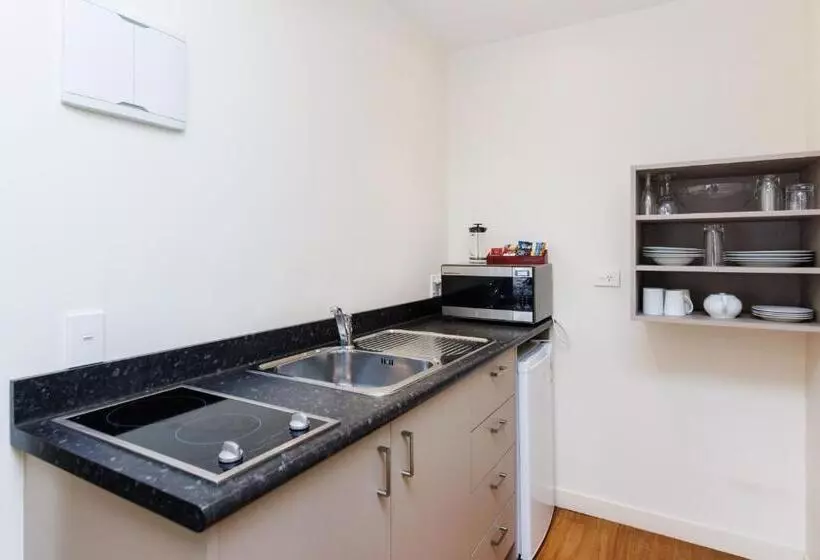 استودیوی استاندارد, Fitzherbert Regency Motor Lodge