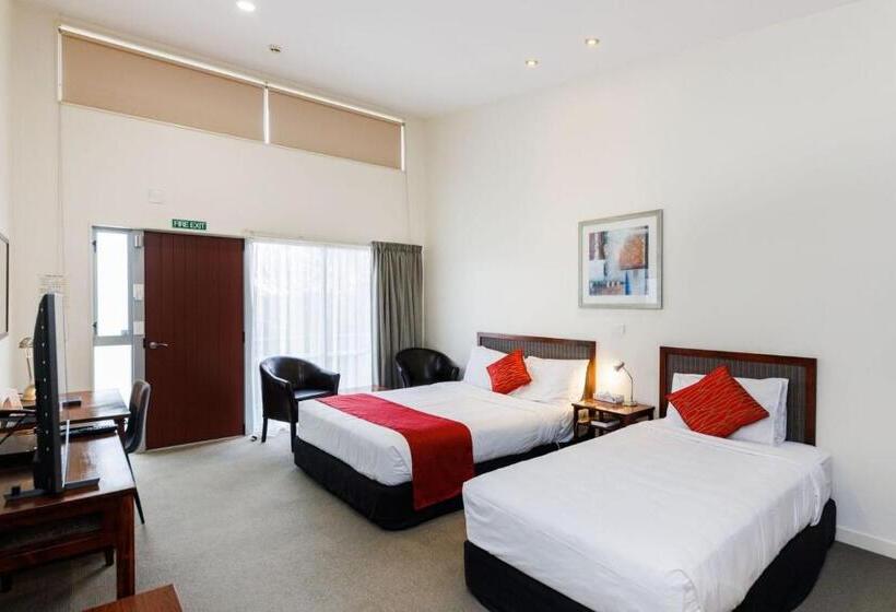 标准工作室, Fitzherbert Regency Motor Lodge