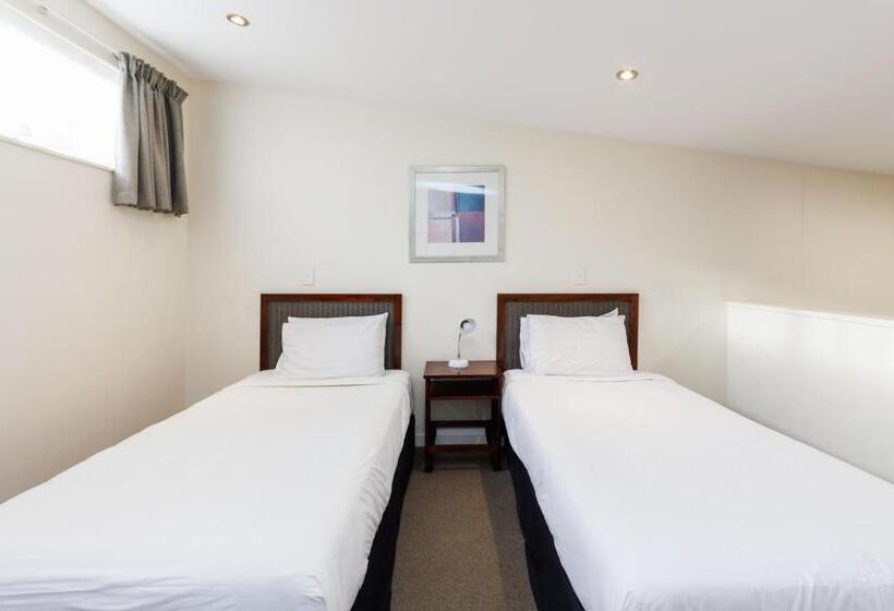 家庭工作室, Fitzherbert Regency Motor Lodge