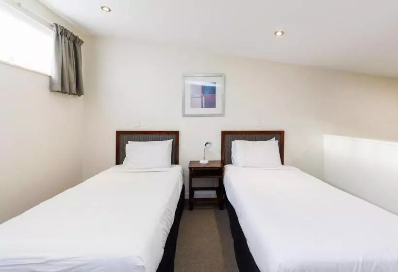 استودیو خانوادگی, Fitzherbert Regency Motor Lodge