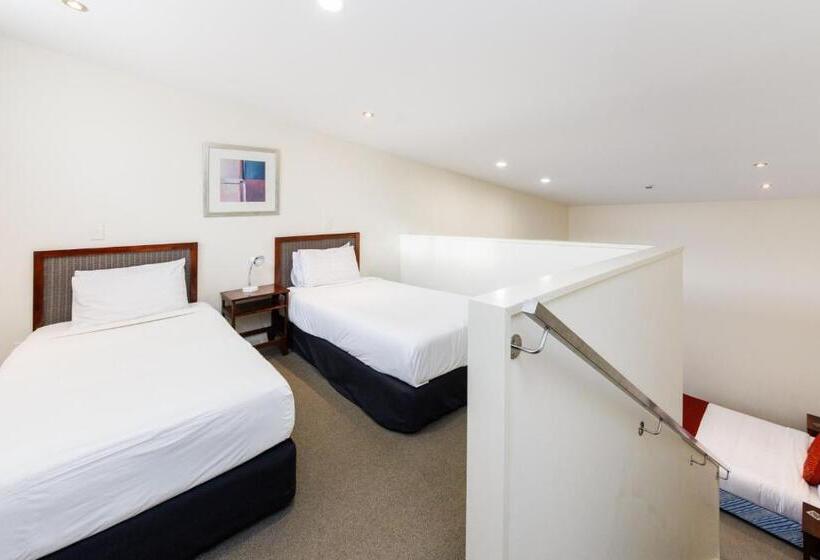 家庭工作室, Fitzherbert Regency Motor Lodge