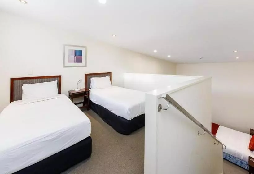 استودیو خانوادگی, Fitzherbert Regency Motor Lodge