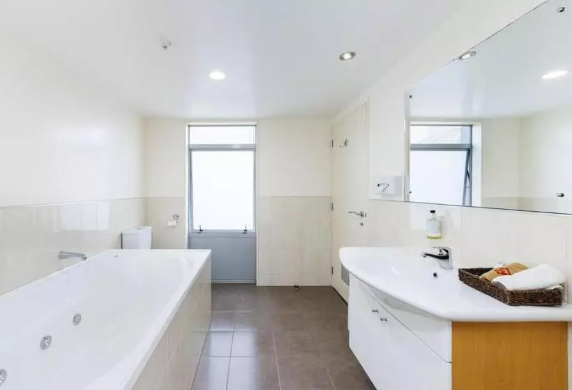 استودیو خانوادگی, Fitzherbert Regency Motor Lodge