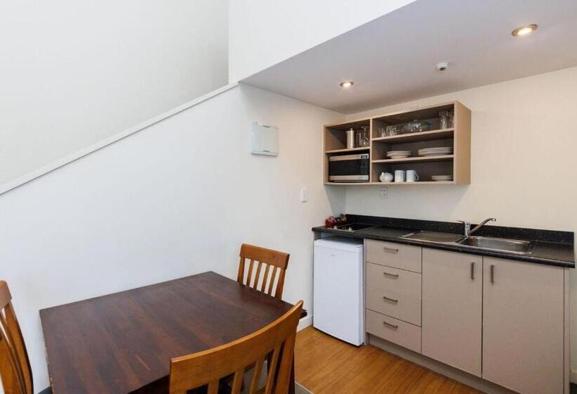 家庭工作室, Fitzherbert Regency Motor Lodge