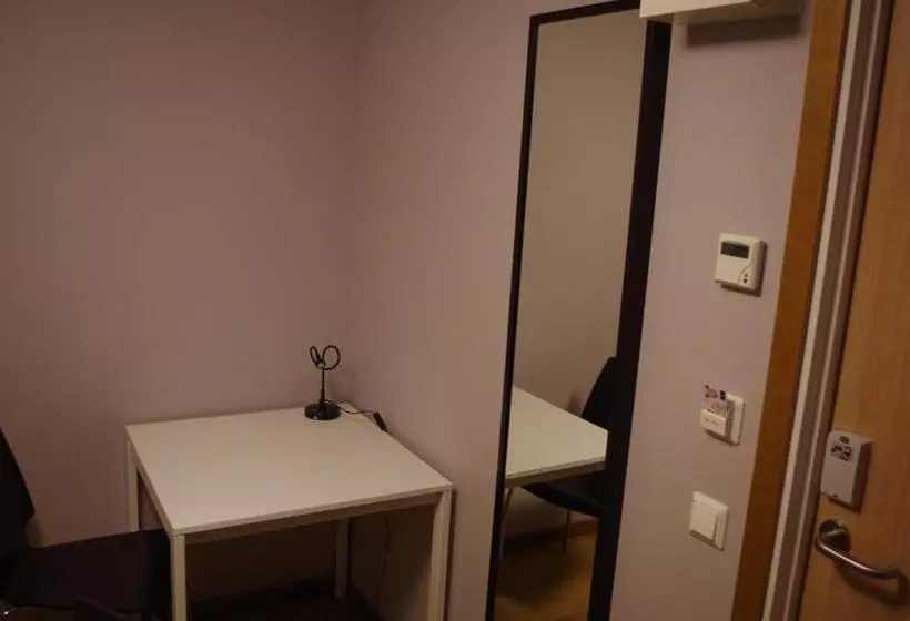 バスルーム共同エコノミー4人部屋, Spoton Hostel & Sportsbar