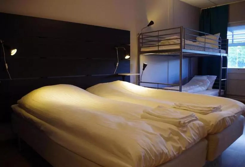 デラックスの４人部屋, Spoton Hostel & Sportsbar