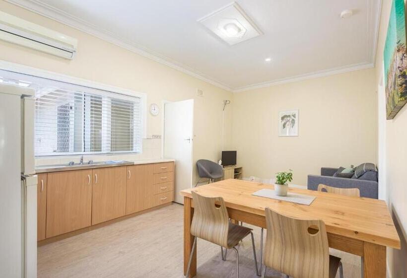 ルームシェアのワンベッド, Albany Holiday Units