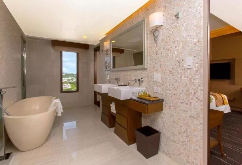 キングサイズベッドのスタンダードルーム, Dusit Thani Guam Resort