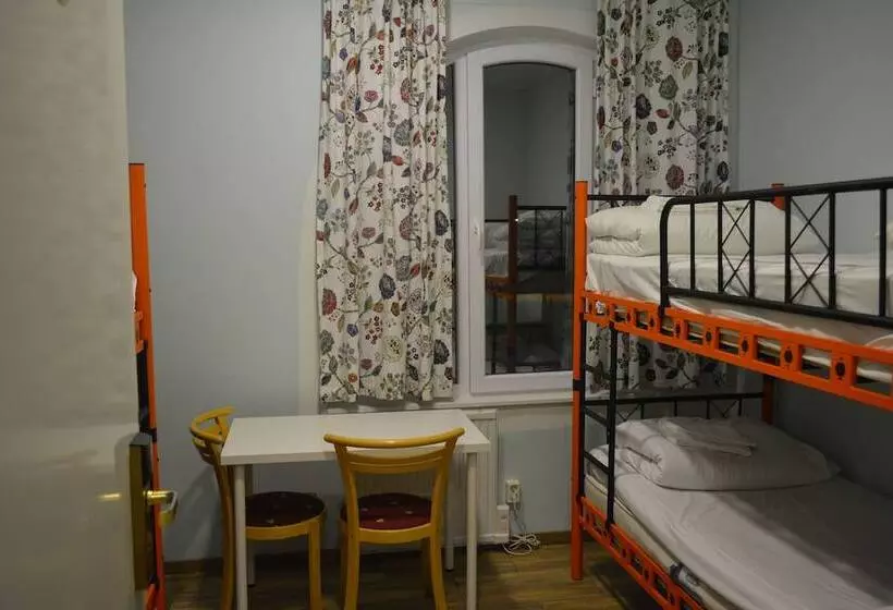 浴室共有スタンダード4人用ルーム, Holiday Hostel
