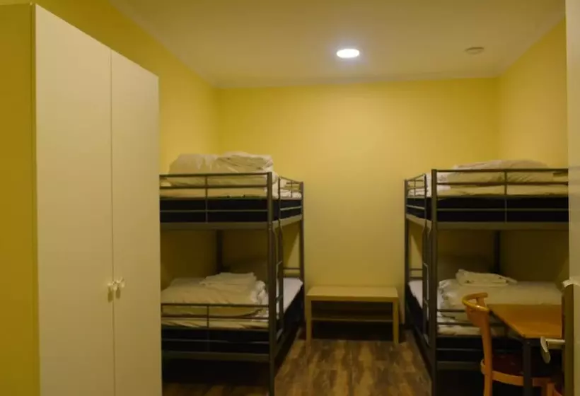 浴室共有スタンダード4人用ルーム, Holiday Hostel