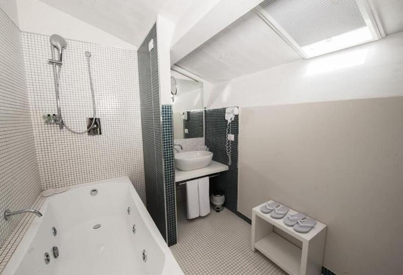 جناح جونيور مزوَّد بتراس, Edificio 15 House Elite