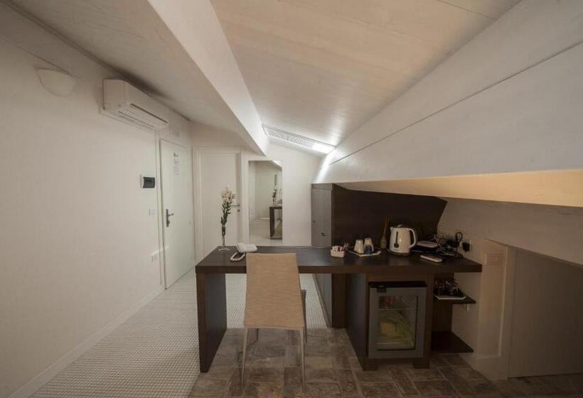 جناح جونيور مزوَّد بتراس, Edificio 15 House Elite